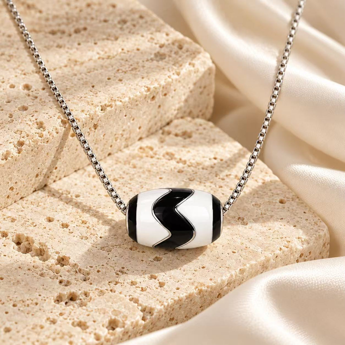 DZIORA black-and-white S-pattern tiger-tooth Dzi-inspired enamel necklace